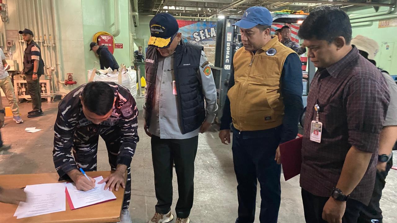 Pemerintah Kirim 220 Ton Logistik